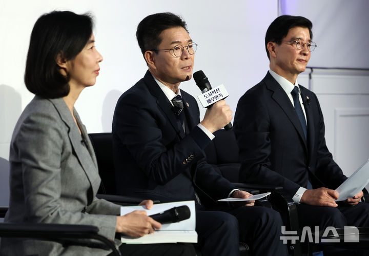 [서울=뉴시스] 이영환 기자 = 정원오 성동구청장이 8일 오후 서울 영등포구 올댓마인드에서 열린 북콘서트 '매우만족, 정원오입니다'에 참석해 발언을 하고 있다. 왼쪽부터 박경미 전 더불어민주당 의원, 정 구청장, 이해식 더불어민주당 의원. 2026.02.08. 20hwan@newsis.com