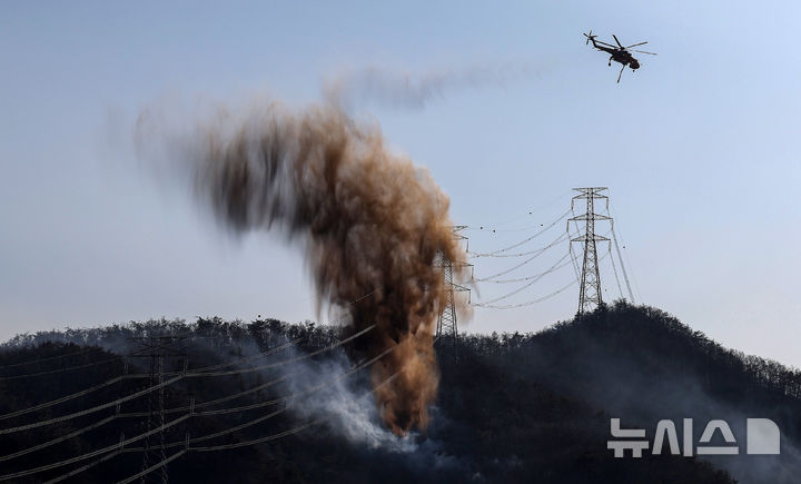 [경주=뉴시스] 이무열 기자 = 8일 오후 경북 경주시 문무대왕면 입천리에서 발생한 산불이 강풍을 타고 확산되는 가운데 소방헬기가 진화 작업을 벌이고 있다. 2026.02.08. lmy@newsis.com