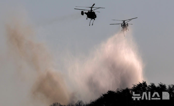 [경주=뉴시스] 이무열 기자 = 8일 오후 경북 경주시 문무대왕면 입천리에서 발생한 산불이 강풍을 타고 확산되는 가운데 산불 진화 헬기가 진화 작업을 벌이고 있다. 2026.02.08. lmy@newsis.com