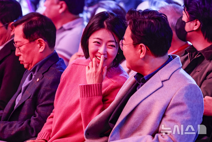 [서울=뉴시스] 정병혁 기자 = 배현진 국민의힘 의원이 8일 서울 송파구 잠실실내체육관에서 열린 토크콘서트 2026에 참석하고 있다. 2026.02.08. jhope@newsis.com