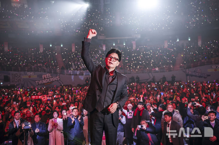 [서울=뉴시스] 정병혁 기자 = 한동훈 전 국민의힘 대표가 8일 서울 송파구 잠실실내체육관에서 열린 토크콘서트 2026에서 지지자들에게 인사하고 있다. 2026.02.08. jhope@newsis.com