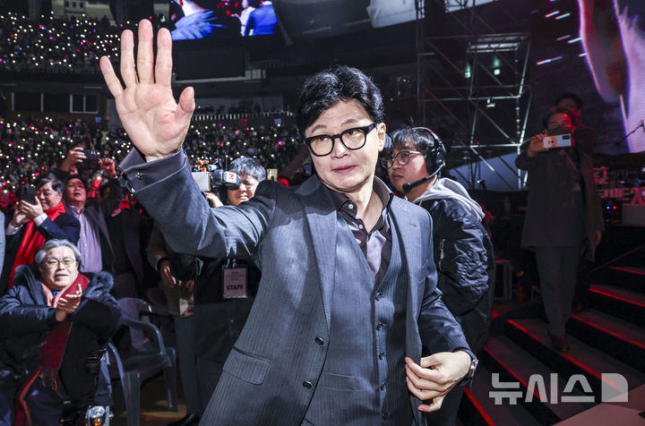 [서울=뉴시스] 정병혁 기자 = 한동훈 전 국민의힘 대표가 8일 서울 송파구 잠실실내체육관에서 열린 토크콘서트 2026에서 입장하고 있다. 2026.02.08. jhope@newsis.com