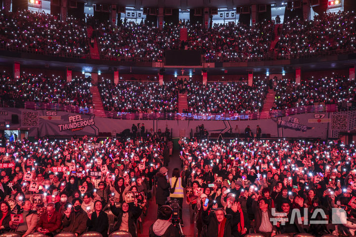[서울=뉴시스] 정병혁 기자 = 8일 서울 송파구 잠실실내체육관에서 열린 한동훈 토크콘서트 2026에서 지지자들이 환호를 하고 있다. 2026.02.08. jhope@newsis.com