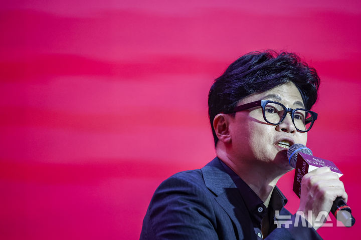 [서울=뉴시스] 정병혁 기자 = 한동훈 전 국민의힘 대표가 8일 서울 송파구 잠실실내체육관에서 열린 토크콘서트 2026에서 발언하고 있다. 2026.02.08. jhope@newsis.com