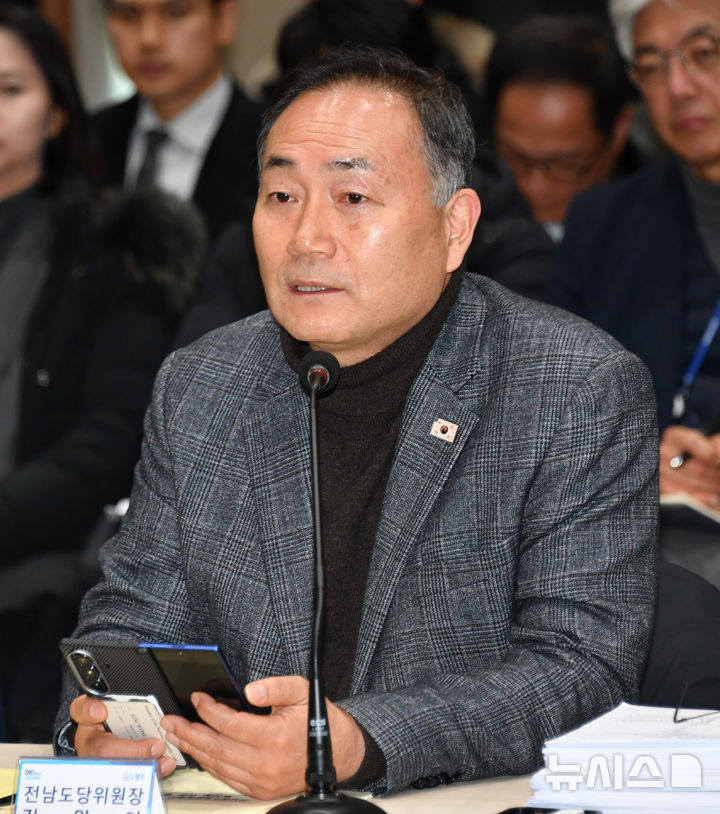 [무안=뉴시스] 변재훈 기자 = 김원이 더불어민주당 전남도당위원장이 8일 오후 전남 무안군 국립목포대 남악캠퍼스 컨벤션홀에서 열린 제5차 전남광주통합특별법 제정 간담회에 참석해 인사말을 하고 있다. 이날 간담회는 국회 계류 중인 통합특별법안 중 일부 특례를 정부 부처가 불수용한 데 대해 비판하고 대책을 마련하고자 열렸다. 2026.02.08. wisdom21@newsis.com