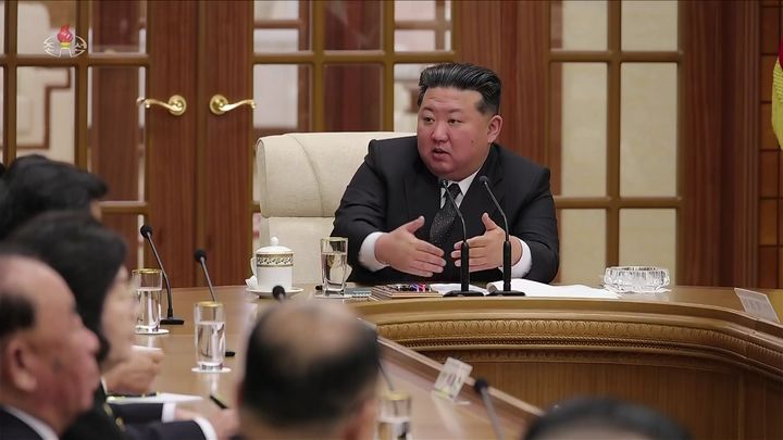 [서울=뉴시스] 김정은 북한 국무위원장의 지도로 당 중앙위원회 제8기 제27차 정치국 회의가 지난 7일 당 중앙위원회 본부에서 진행됐다고 조선중앙TV가 8일 보도했다. 이날 회의에서 노동당 제9차 대회를 2월 하순 수도 평양에서 개회할데 대한 결정서를 전원 찬성으로 채택했다고 발표했다. (사진=조선중앙TV 캡처) 2026.02.09. photo@newsis.com *재판매 및 DB 금지