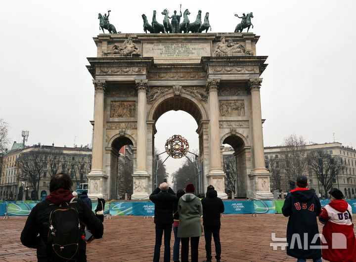 [밀라노=뉴시스] 박주성 기자 = 2026 밀라노·코르티나담페초 동계올림픽 개막 둘째날인 8일 (현지 시간) 이탈리아 밀라노 '평화의 아치'(아르코 델라 파체·Arco della Pace) 성화대에 시민들이 기념사진을 찍고 있다.2026.02.08. park7691@newsis.com