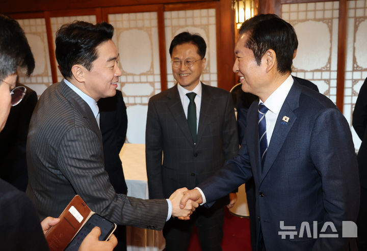 [서울=뉴시스] 최진석 기자 = 정청래 더불어민주당 대표와 강훈식(왼쪽) 대통령비서실장이 8일 오후 서울 종로구 국무총리공관에서 열린 제6차 고위당정협의회에서 악수하고 있다. (공동취재) 2026.02.08. photo@newsis.com