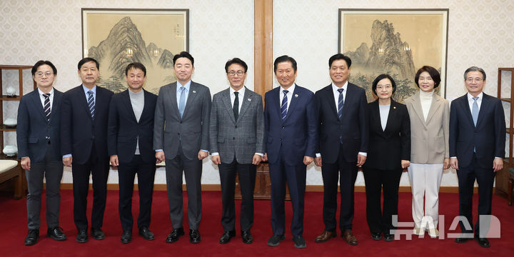 [서울=뉴시스] 최진석 기자 = 김민석 국무총리와 정청래 더불어민주당 대표, 강훈식 대통령비서실장이 8일 오후 서울 종로구 국무총리공관에서 열린 제6차 고위당정협의회에서 참석자들과 기념촬영을 하고 있다. (공동취재) 2026.02.08. photo@newsis.com