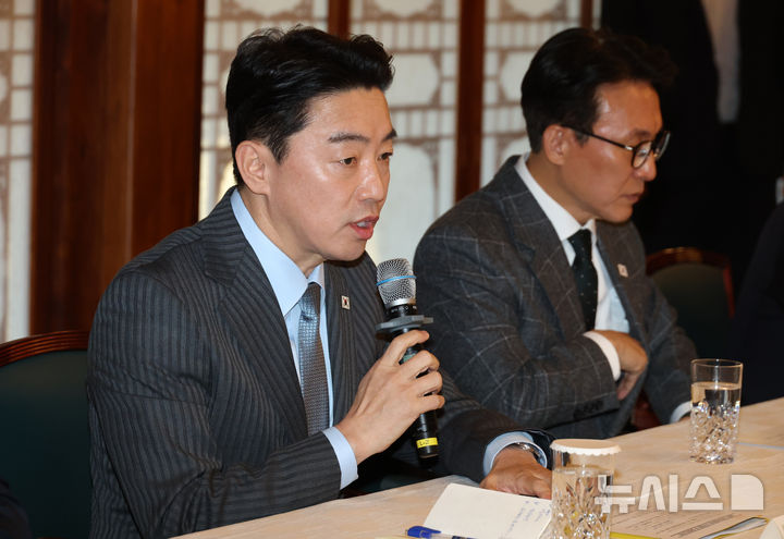 [서울=뉴시스] 최진석 기자 = 강훈식 대통령비서실장이 8일 오후 서울 종로구 국무총리공관에서 열린 제6차 고위당정협의회에서 발언하고 있다. (공동취재) 2026.02.08. photo@newsis.com