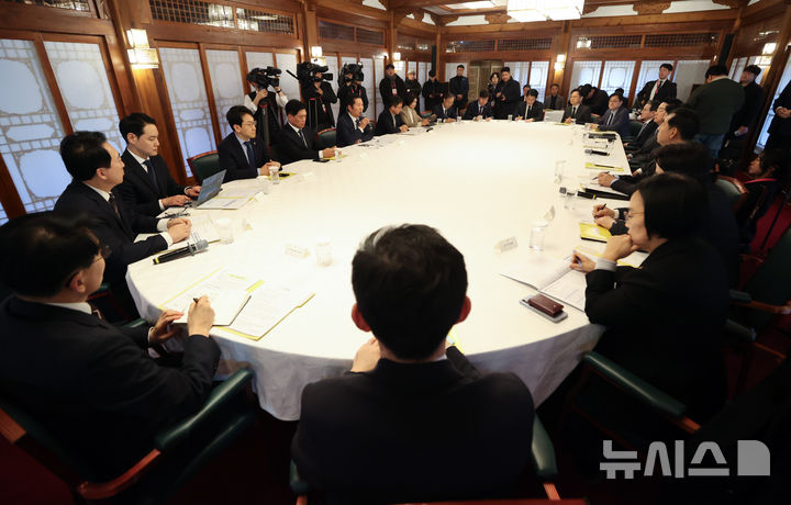 [서울=뉴시스] 최진석 기자 = 정청래 더불어민주당 대표가 8일 오후 서울 종로구 국무총리공관에서 열린 제6차 고위당정협의회에서 발언하고 있다. (공동취재) 2026.02.08. photo@newsis.com