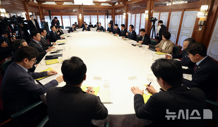 [서울=뉴시스] 최진석 기자 = 정청래 더불어민주당 대표가 8일 오후 서울 종로구 국무총리공관에서 열린 제6차 고위당정협의회에서 발언하고 있다. (공동취재) 2026.02.08. photo@newsis.com