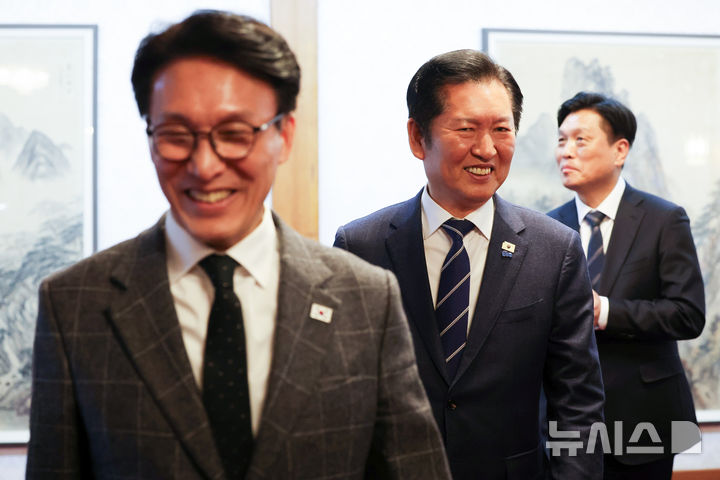 [서울=뉴시스] 최진석 기자 = 김민석 국무총리와 정청래 더불어민주당 대표가 8일 오후 서울 종로구 국무총리공관에서 열린 제6차 고위당정협의회에 입장하고 있다. (공동취재) 2026.02.08. photo@newsis.com