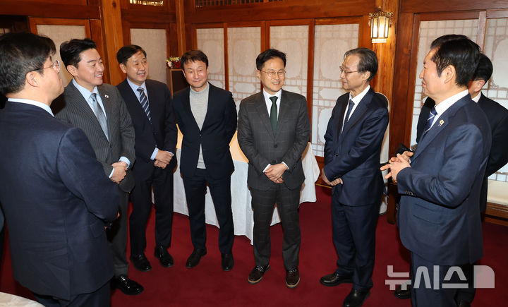 [서울=뉴시스] 최진석 기자 = 정청래(오른쪽) 더불어민주당 대표와 강훈식(왼쪽 두번째) 대통령비서실장이 8일 오후 서울 종로구 국무총리공관에서 열린 제6차 고위당정협의회에서 참석자들과 대화를 나누고 있다. (공동취재) 2026.02.08. photo@newsis.com