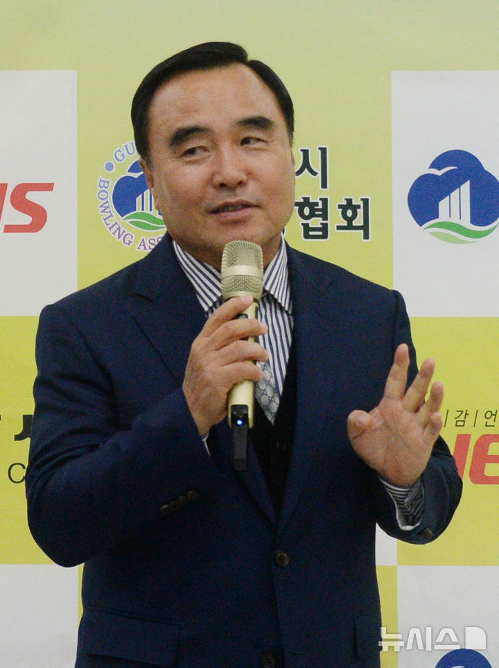 [군산=뉴시스] 김얼 기자 = 윤석일 뉴시스전북취재본부 본부장이 8일 전북 군산시 군산AMF볼링경기장에서 열린 '2026 뉴시스배 전북생활체육 볼링대회'에 참석해 축사하고 있다. 2026.02.08. pmkeul@newsis.com