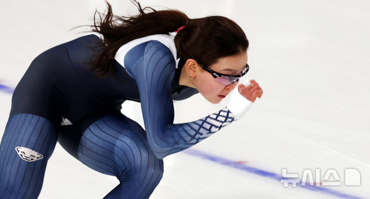 [밀라노=뉴시스] 박주성 기자 = 2026 밀라노·코르티나담페초 동계올림픽 개막 둘째날인 8일 (현지 시간) 이탈리아 밀라노 스피드스케이팅 경기장에서 내일 스피드스케이팅 1000m 경기를 앞둔 김민선 선수가 훈련을 하고 있다. 2026.02.08. park7691@newsis.com