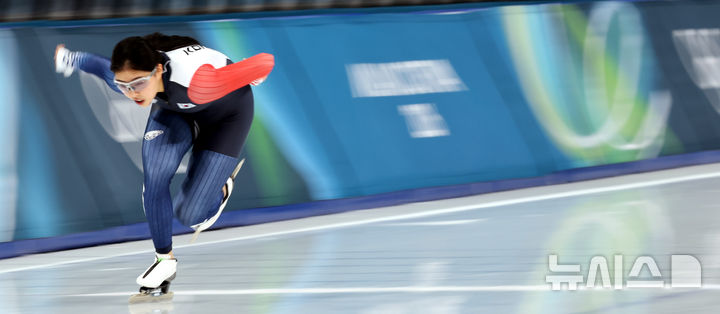 [밀라노=뉴시스] 박주성 기자 = 2026 밀라노·코르티나담페초 동계올림픽 개막 둘째날인 8일 (현지 시간) 이탈리아 밀라노 스피드스케이팅 경기장에서 내일 스피드스케이팅 1000m 경기를 앞둔 이나현 선수가 훈련을 하고 있다. 2026.02.08. park7691@newsis.com