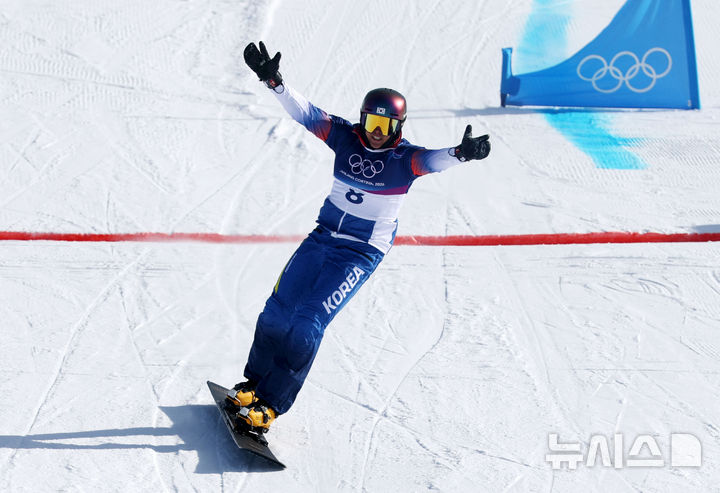 [리비뇨=뉴시스] 김근수 기자 = 스노보드 김상겸이 8일(현지 시간) 이탈리아 리비뇨 스노우파크에서 열린 2026 밀라노·코르티나 담페초 동계올림픽 스노보드 남자 평행대회전 16강에서 결승선을 통과한 뒤 기뻐하고 있다. 2026.02.08. ks@newsis.com