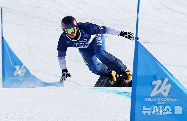 [리비뇨=뉴시스] 김근수 기자 = 스노보드 이상호가 8일(현지 시간) 이탈리아 리비뇨 스노우파크에서 2026 밀라노·코르티나 담페초 동계올림픽 스노보드 남자 평행대회전 16강을 치르고 있다. 2026.02.08. ks@newsis.com