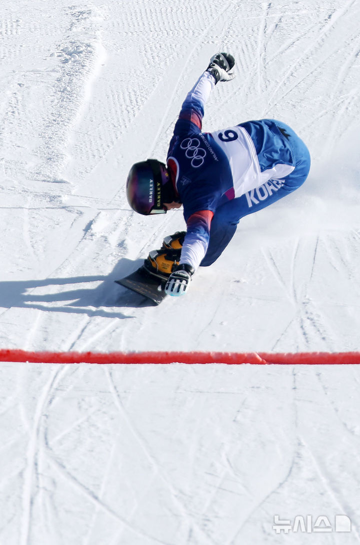 [리비뇨=뉴시스] 김근수 기자 = 스노보드 이상호가 8일(현지 시간) 이탈리아 리비뇨 스노우파크에서 2026 밀라노·코르티나 담페초 동계올림픽 스노보드 남자 평행대회전 16강을 치르고 있다. 2026.02.08. ks@newsis.com