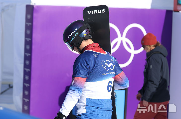 [리비뇨=뉴시스] 김근수 기자 = 스노보드 이상호가 8일(현지 시간) 이탈리아 리비뇨 스노우파크에서 열린 2026 밀라노·코르티나 담페초 동계올림픽 스노보드 남자 평행대회전 16강에서 8강 진출에 실패한 뒤 이동하고 있다. 2026.02.08. ks@newsis.com