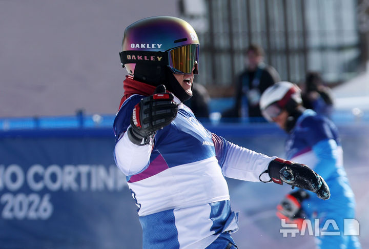 [리비뇨=뉴시스] 김근수 기자 = 스노보드 김상겸이 8일(현지 시간) 이탈리아 리비뇨 스노우파크에서 열린 2026 밀라노·코르티나 담페초 동계올림픽 스노보드 남자 평행대회전 8강에서 결승선을 먼저 통과한 뒤 기뻐하고 있다. 2026.02.08. ks@newsis.com