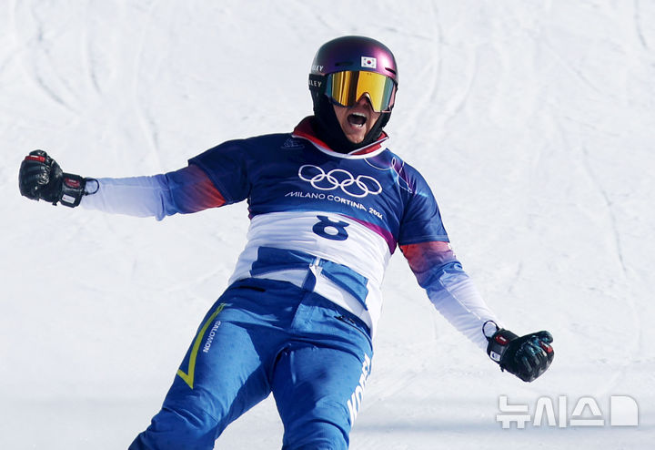 [리비뇨=뉴시스] 김근수 기자 = 스노보드 김상겸이 8일(현지 시간) 이탈리아 리비뇨 스노우파크에서 열린 2026 밀라노·코르티나 담페초 동계올림픽 스노보드 남자 평행대회전 8강에서 결승선을 먼저 통과한 뒤 기뻐하고 있다. 2026.02.08. ks@newsis.com