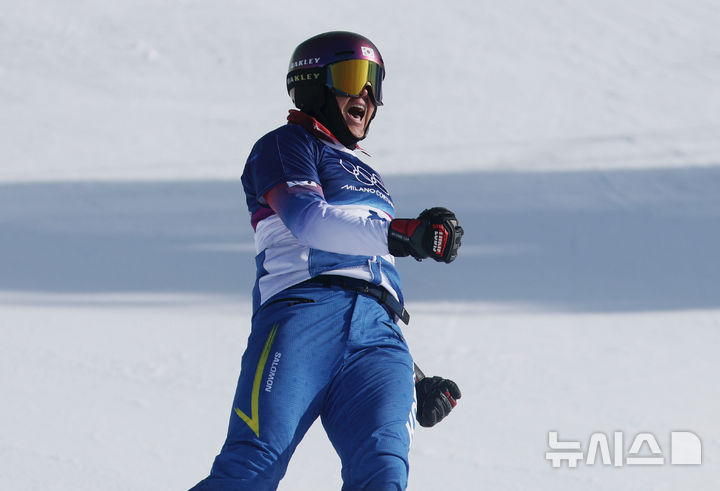 [리비뇨=뉴시스] 김근수 기자 = 스노보드 김상겸이 8일(현지 시간) 이탈리아 리비뇨 스노우파크에서 열린 2026 밀라노·코르티나 담페초 동계올림픽 스노보드 남자 평행대회전 준결승에서 결승선을 먼저 통과한 뒤 기뻐하고 있다. 2026.02.08. ks@newsis.com