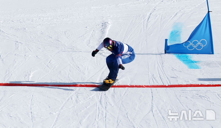[리비뇨=뉴시스] 김근수 기자 = 스노보드 김상겸이 8일(현지 시간) 이탈리아 리비뇨 스노우파크에서 열린 2026 밀라노·코르티나 담페초 동계올림픽 스노보드 남자 평행대회전 준결승에서 결승선을 먼저 통과하고 있다. 2026.02.08. ks@newsis.com