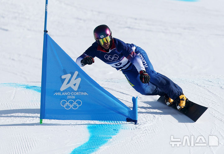 [리비뇨=뉴시스] 김근수 기자 = 스노보드 김상겸이 8일(현지 시간) 이탈리아 리비뇨 스노우파크에서 2026 밀라노·코르티나 담페초 동계올림픽 스노보드 남자 평행대회전 준결승을 치르고 있다. 2026.02.08. ks@newsis.com
