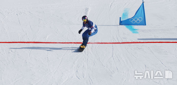 [리비뇨=뉴시스] 김근수 기자 = 스노보드 김상겸이 8일(현지 시간) 이탈리아 리비뇨 스노우파크에서 열린 2026 밀라노·코르티나 담페초 동계올림픽 스노보드 남자 평행대회전 준결승에서 결승선을 먼저 통과하고 있다. 2026.02.08. ks@newsis.com