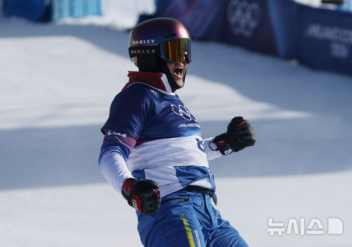 [리비뇨=뉴시스] 김근수 기자 = 스노보드 김상겸이 8일(현지 시간) 이탈리아 리비뇨 스노우파크에서 열린 2026 밀라노·코르티나 담페초 동계올림픽 스노보드 남자 평행대회전 준결승에서 결승선을 먼저 통과한 뒤 기뻐하고 있다. 2026.02.08. ks@newsis.com