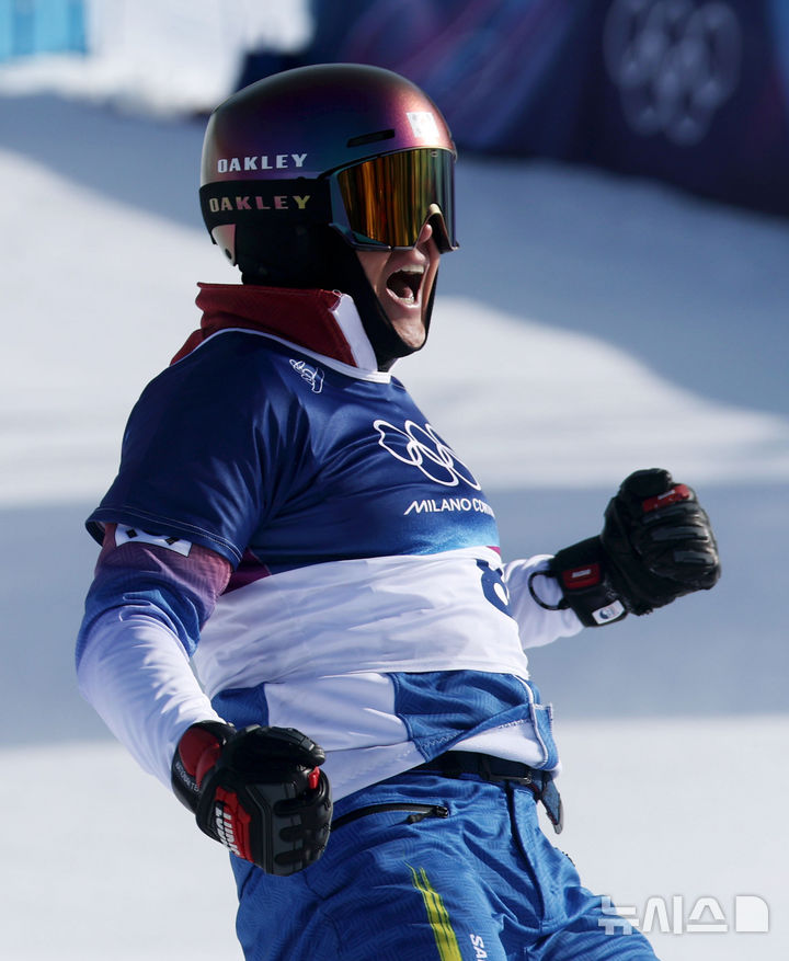 [리비뇨=뉴시스] 김근수 기자 = 스노보드 김상겸이 8일(현지 시간) 이탈리아 리비뇨 스노우파크에서 열린 2026 밀라노·코르티나 담페초 동계올림픽 스노보드 남자 평행대회전 준결승에서 결승선을 먼저 통과한 뒤 기뻐하고 있다. 2026.02.08. ks@newsis.com