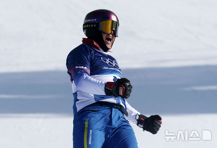 [리비뇨=뉴시스] 김근수 기자 = 스노보드 김상겸이 8일(현지 시간) 이탈리아 리비뇨 스노우파크에서 열린 2026 밀라노·코르티나 담페초 동계올림픽 스노보드 남자 평행대회전 준결승에서 결승선을 먼저 통과한 뒤 기뻐하고 있다. 2026.02.08. ks@newsis.com