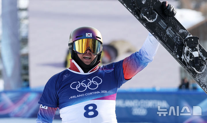 [리비뇨=뉴시스] 김근수 기자 = 스노보드 김상겸이 8일(현지 시간) 이탈리아 리비뇨 스노우파크에서 열린 2026 밀라노·코르티나 담페초 동계올림픽 스노보드 남자 평행대회전 결승에서 은메달을 차지한 뒤 기뻐하고 있다. 2026.02.08. ks@newsis.com