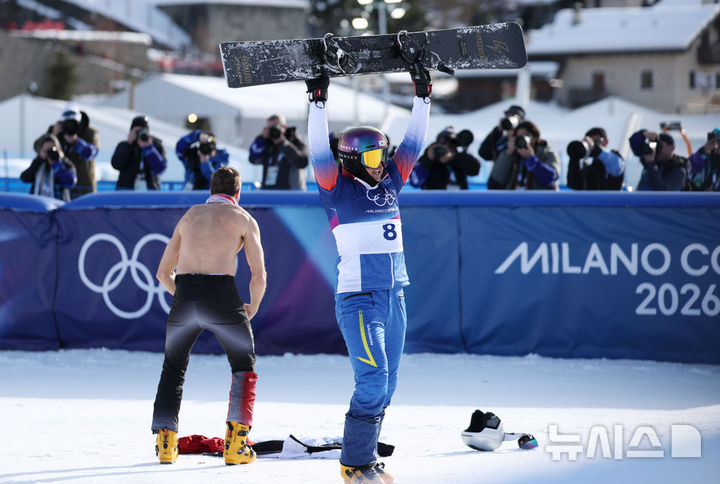 [리비뇨=뉴시스] 김근수 기자 = 스노보드 김상겸이 8일(현지 시간) 이탈리아 리비뇨 스노우파크에서 열린 2026 밀라노·코르티나 담페초 동계올림픽 스노보드 남자 평행대회전 결승에서 은메달을 차지한 뒤 기뻐하고 있다. 2026.02.08. ks@newsis.com