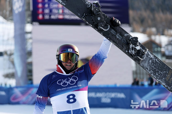 [리비뇨=뉴시스] 김근수 기자 = 스노보드 김상겸이 8일(현지 시간) 이탈리아 리비뇨 스노우파크에서 열린 2026 밀라노·코르티나 담페초 동계올림픽 스노보드 남자 평행대회전 결승에서 은메달을 차지한 뒤 기뻐하고 있다. 2026.02.08. ks@newsis.com
