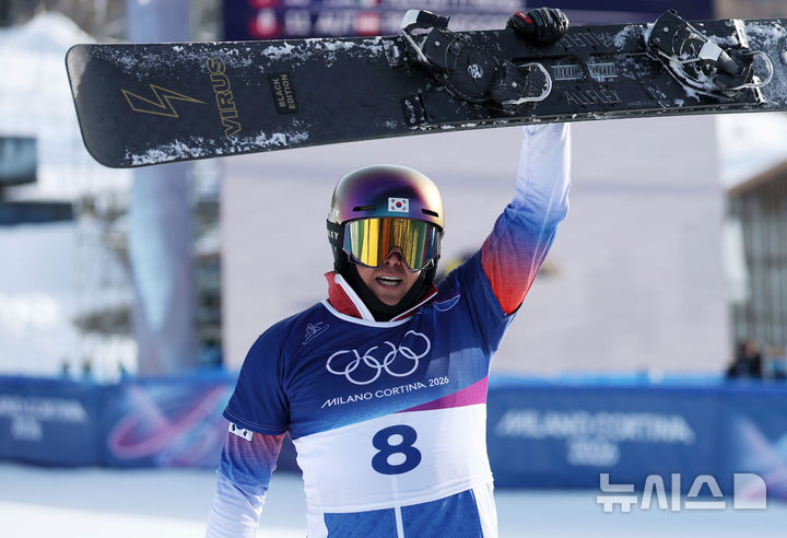 [리비뇨=뉴시스] 김근수 기자 = 스노보드 김상겸이 8일(현지 시간) 이탈리아 리비뇨 스노우파크에서 열린 2026 밀라노·코르티나 담페초 동계올림픽 스노보드 남자 평행대회전 결승에서 은메달을 차지한 뒤 기뻐하고 있다. 2026.02.08. ks@newsis.com