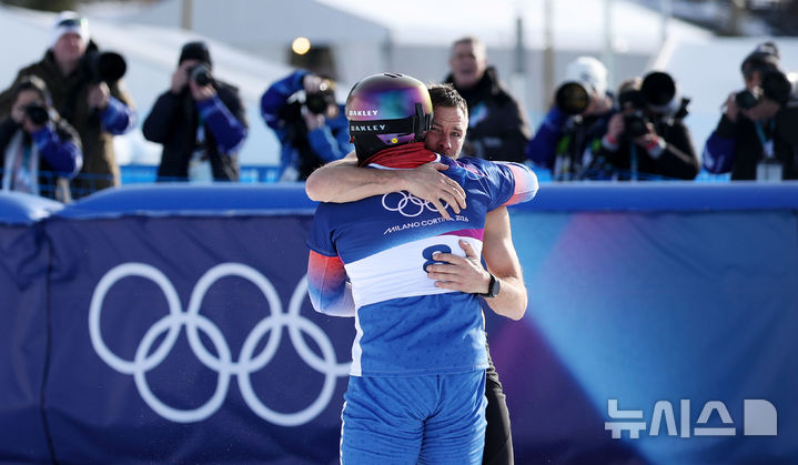 스노보드 남자 평행대회전 결승 뒤 벤야민 카를과 포옹하는 김상겸