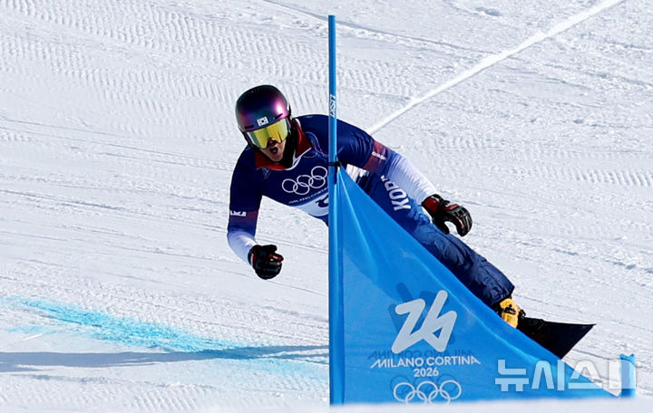 [리비뇨=뉴시스] 김근수 기자 = 스노보드 김상겸이 8일(현지 시간) 이탈리아 리비뇨 스노우파크에서 2026 밀라노·코르티나 담페초 동계올림픽 스노보드 남자 평행대회전 결승을 치르고 있다. 2026.02.08. ks@newsis.com