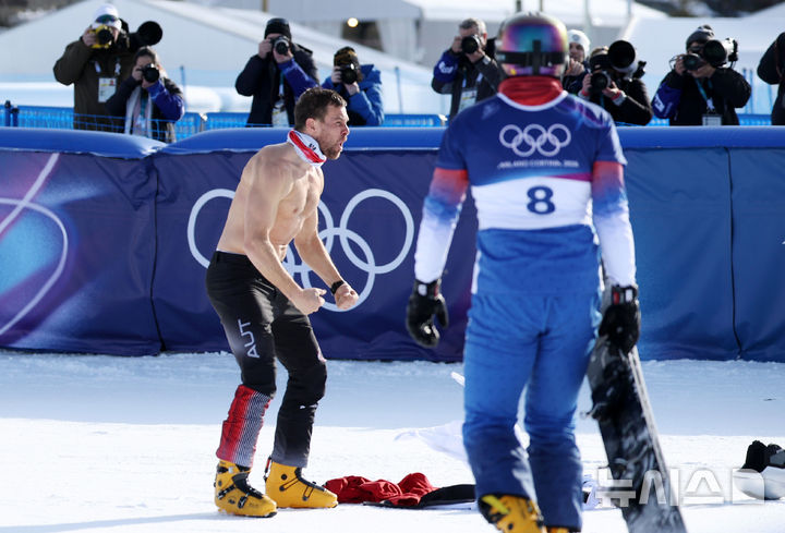 [리비뇨=뉴시스] 김근수 기자 = 스노보드 오스트리아 벤야민 카를이 8일(현지 시간) 이탈리아 리비뇨 스노우파크에서 열린 2026 밀라노·코르티나 담페초 동계올림픽 스노보드 남자 평행대회전 결승에서 금메달을 차지한 뒤 포효하고 있다. 2026.02.08. ks@newsis.com