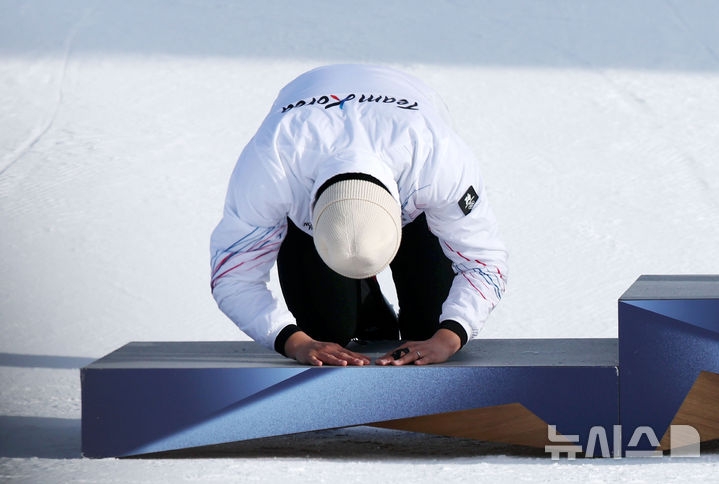 [리비뇨=뉴시스] 김근수 기자 = 스노보드 김상겸이 8일(현지 시간) 이탈리아 리비뇨 스노우파크에서 열린 2026 밀라노·코르티나 담페초 동계올림픽 스노보드 남자 평행대회전 시상식에서 큰절을 올리고 있다. 2026.02.08. ks@newsis.com