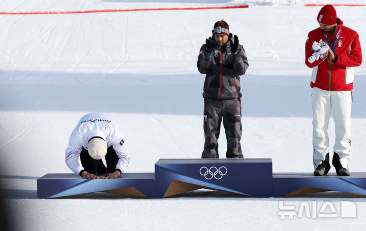 [리비뇨=뉴시스] 김근수 기자 = 스노보드 김상겸이 8일(현지 시간) 이탈리아 리비뇨 스노우파크에서 열린 2026 밀라노·코르티나 담페초 동계올림픽 스노보드 남자 평행대회전 시상식에서 큰절을 올리고 있다. 2026.02.08. ks@newsis.com