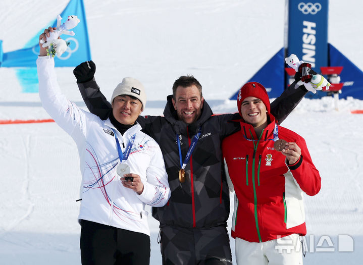 [리비뇨=뉴시스] 김근수 기자 = 스노보드 김상겸(왼쪽)이 8일(현지 시간) 이탈리아 리비뇨 스노우파크에서 열린 2026 밀라노·코르티나 담페초 동계올림픽 스노보드 남자 평행대회전 시상식에서 은메달을 들고 포즈를 취하고 있다. 2026.02.08. ks@newsis.com