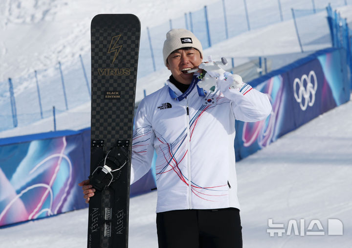 [리비뇨=뉴시스] 김근수 기자 = 스노보드 김상겸(왼쪽)이 8일(현지 시간) 이탈리아 리비뇨 스노우파크에서 열린 2026 밀라노·코르티나 담페초 동계올림픽 스노보드 남자 평행대회전 시상식을 마친 뒤 은메달 들고 포즈를 취하고 있다. 2026.02.08. ks@newsis.com