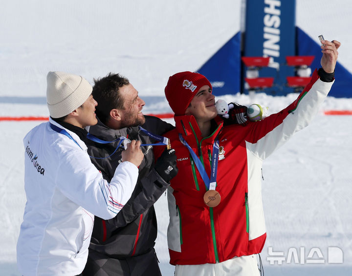 [리비뇨=뉴시스] 김근수 기자 = 은메달을 차지한 스노보드 김상겸이 8일(현지 시간) 이탈리아 리비뇨 스노우파크에서 열린 2026 밀라노·코르티나 담페초 동계올림픽 스노보드 남자 평행대회전 시상식에서 기념촬영을 하고 있다. 왼쪽부터 김상겸, 벤야민 카를, 테르벨 잠피로프. 2026.02.08. ks@newsis.com