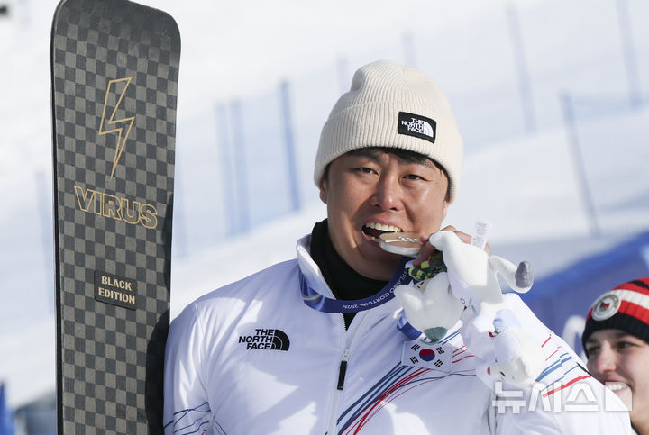 '은빛기적' 스노보드 김상겸, 밀라노 올림픽 평행대회전 은메달 [뉴시스Pic]