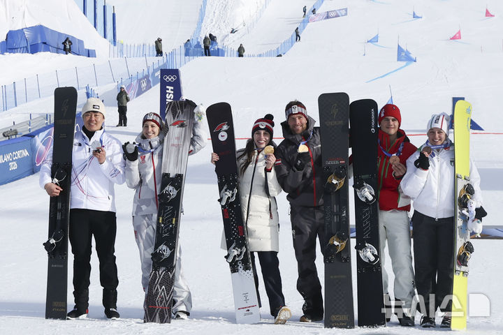 [리비뇨=뉴시스] 김근수 기자 = 스노보드 은메달리스트 김상겸(왼쪽)이 8일(현지 시간) 이탈리아 리비뇨 스노우파크에서 열린 2026 밀라노코르티나 담페초 동계올림픽 스노보드 남자 평행대회전 메달 시상식에서 단체 기념촬영을 하고 있다. 2026.02.08. ks@newsis.com
