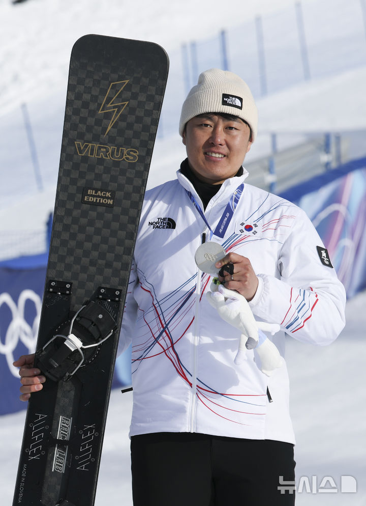 [리비뇨=뉴시스] 김근수 기자 = 스노보드 은메달리스트 김상겸이 8일(현지 시간) 이탈리아 리비뇨 스노우파크에서 열린 2026 밀라노코르티나 담페초 동계올림픽 스노보드 남자 평행대회전 메달 시상식에서 기뻐하고 있다. 2026.02.08. ks@newsis.com