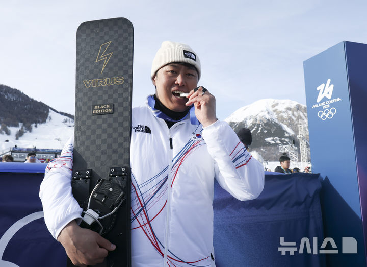 [리비뇨=뉴시스] 김근수 기자 = 스노보드 은메달리스트 김상겸이 8일(현지 시간) 이탈리아 리비뇨 스노우파크에서 열린 2026 밀라노코르티나 담페초 동계올림픽 스노보드 남자 평행대회전 메달 시상식에서 은메달을 입에다 물고 있다. 2026.02.08. ks@newsis.com
